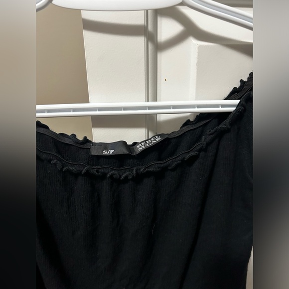 Off the shoulder top trim detailing - Picture 3 of 4